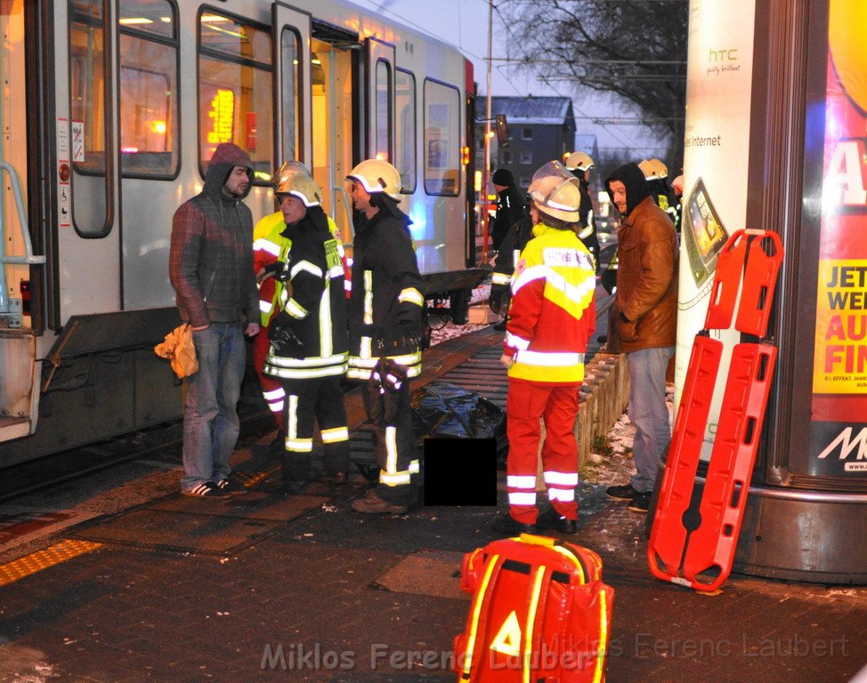 Person unter Strassenbahn Koeln Ehrenfeld Ehrenfeldguertel Venloerstr P06.JPG